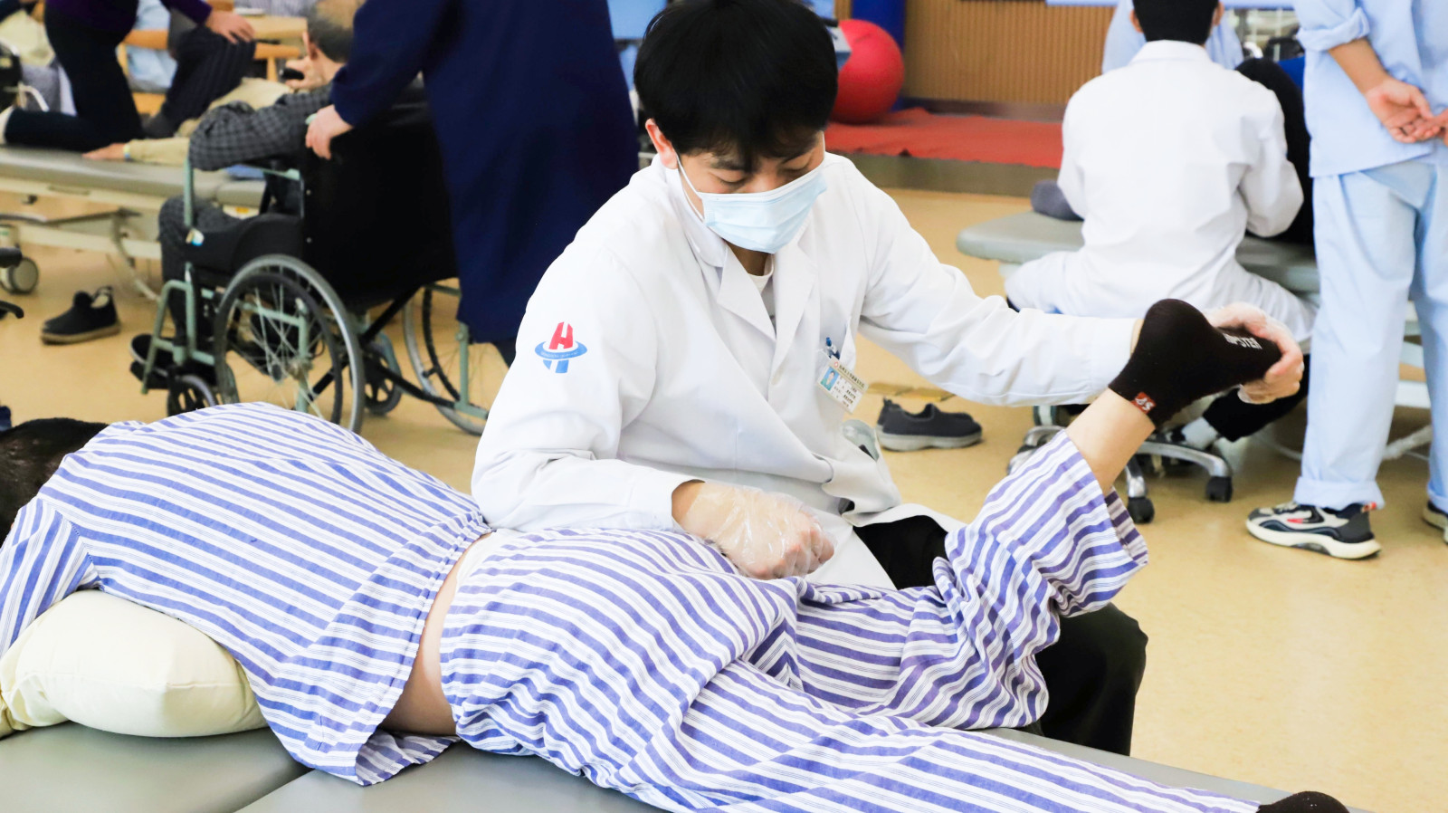 老年人长期“躺平”有风险？杭州金诚护理院：康复治疗可不能少