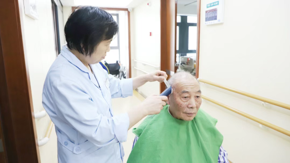 龙抬头剪福发 暖服务伴夕阳｜杭州金诚护理院公益义剪传递春日温情