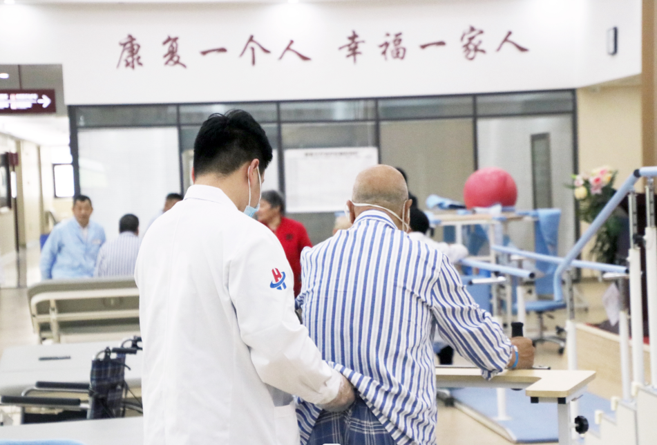 “一人失能”压垮全家，谁来替爱守护？杭州金诚护理院：用专业破解5大难题，让亲情回归陪伴